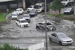 Bangkok chạm ngưỡng chống chịu khi lũ lụt biến đường phố thành hồ nước