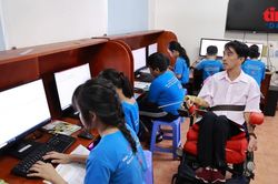 'Thầy giáo xe lăn' gieo chữ cho trẻ em nghèo