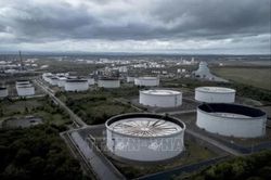 Giá dầu giảm sau quyết định mở kho dự trữ khẩn cấp G7