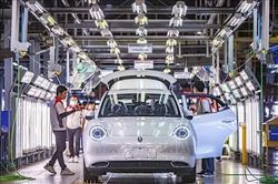 Xe xăng lần đầu rơi xuống dưới 50% doanh số ô tô mới toàn cầu