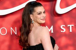 Anne Hathaway xin lỗi vì khoảnh khắc 'gây ác mộng' trên thảm đỏ
