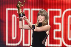 BTC VMAs 2026 tiết lộ nguồn gốc giải thưởng đặc biệt trao cho Taylor Swift