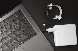 5 dấu hiệu bất thường báo hiệu bộ sạc MacBook cần được thay mới