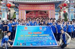 Hơn 170 người ra quân làm sạch đường phố Rạch Giá trước Lễ hội Nguyễn Trung Trực