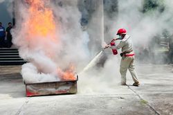 Huấn luyện nghiệp vụ phòng cháy chữa cháy và CNCH tại xã Đức Cơ