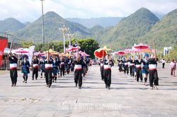 Rực rỡ sắc màu Carnaval trên đường phố Lai Châu