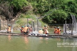 Cầu tạm vững lòng dân