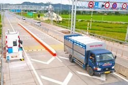 Cục Đường bộ lên tiếng về lưu lượng và mức phí cao tốc Bắc - Nam