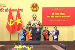 Trao Huy hiệu Đảng tặng các đồng chí lãnh đạo, nguyên lãnh đạo Quốc hội