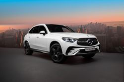 Mercedes-Benz GLC PHEV ra mắt, giá gần 3 tỷ đồng, hết xăng vẫn chạy tới 128km