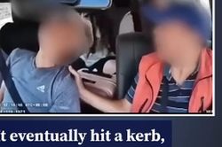 Tài xế bất tỉnh khi đang lái xe, hành khách hoảng loạn điều khiển taxi giữa đường