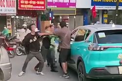 Người đàn ông bị nhóm người vây đánh trước cổng Bệnh viện Đại học Y Hà Nội