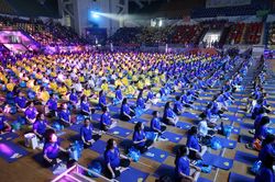 Khoảng khắc gần 800 mẹ bầu cùng tập yoga tại Hà Nội