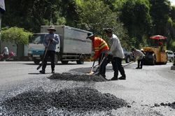 Máy móc, nhân công hối hả vá đèo Bảo Lộc