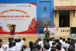 Học sinh Cửa Nam hào hứng trải nghiệm kỹ năng phòng cháy chữa cháy, cứu nạn cứu hộ