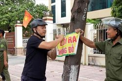 Xã Thanh Oai ra quân xử lý vi phạm về quảng cáo, rao vặt trái quy định