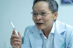 Từ cậu học trò đi bộ 20 km đến người mang ánh sáng cho hàng chục nghìn bệnh nhân