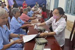 Gần 100 người cao tuổi, trẻ em được khám bệnh miễn phí, nhận quà