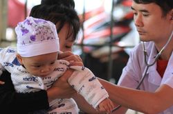 Tăng mức phụ cấp ưu đãi nghề giữ chân cán bộ y tế vùng khó khăn