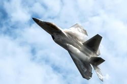Tiêm kích J-20 Trung Quốc vượt trội hơn F-22 Mỹ?