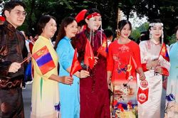 'Sắc màu năm châu' đưa màu sắc quốc tế xuống phố Hà Nội