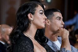 Vợ Ronaldo chỉ trích HLV Jesus