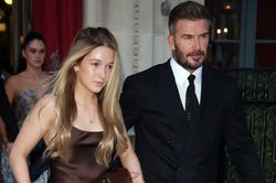 Con gái David Beckham gây chú ý tại show thời trang của mẹ