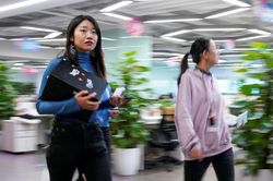 Người trẻ Trung Quốc 'mất việc' khi chưa kịp đi làm