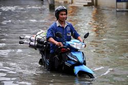 Đường ở TP.HCM ngập sau mưa, người dân được hướng dẫn di chuyển