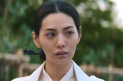 Thấy gì khi 'mỹ nhân đẹp nhất thế giới' phải xin lỗi vì đôi môi tều