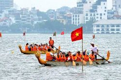 Mãn nhãn xem đua thuyền rồng và ván SUP tại hồ Tây