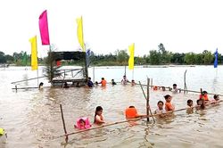 Đồng Tháp dạy bơi miễn phí cho trẻ em vùng lũ