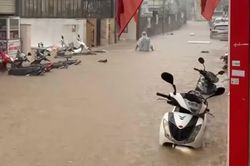 Mưa lớn, nhiều hẻm ở Đà Lạt ngập sâu