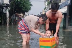 Mưa không kéo dài, nhiều tuyến đường ở TPHCM vẫn ngập sâu