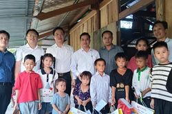 5 đứa trẻ vùng biên nương bóng bà, giữ con chữ