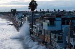 El Niño làm gia tăng nguy cơ ngập lụt, xói mòn bờ Tây nước Mỹ