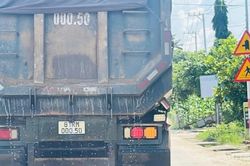 Gia Lai: Hàng loạt xe chở cát lộng hành dọc các tuyến quốc lộ, nối đuôi nhau 'tưới' đường
