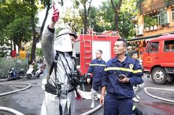 Lính cứu hỏa bỏ lại bình thở cạn khí, cõng nạn nhân vượt biển khói