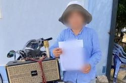 Người phụ nữ chở loa đi khắp làng đòi khoản nợ 100 triệu đồng