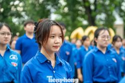 Thanh niên Quảng Ninh chào cờ tại nơi Bác Hồ về thăm
