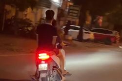 Không đội mũ bảo hiểm còn đánh võng trước đầu xe CSGT