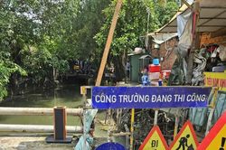 Cảnh báo hố sâu nguy hiểm tại con đường ngập nặng nhất ở TPHCM