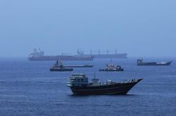 Dòng dầu qua Hormuz phục hồi, thị trường vẫn chịu nhiều sức ép
