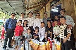 Trao 100 triệu đồng hỗ trợ 5 anh em không nơi nương tựa