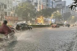 Mưa lớn từ Hà Tĩnh đến TP. Huế, Hà Nội cảnh báo dông lốc
