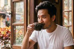 Phó giáo sư cảnh báo căn bệnh lạ ở người ngửi ly cà phê thơm thành mùi rác thải