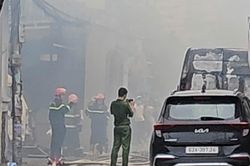 Cháy dữ dội xưởng ghế ở TPHCM, lửa đỏ rực như 'quả cầu lửa'