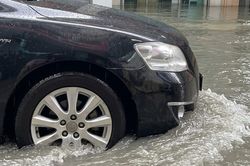 4 sai lầm 'chết người' khi cố lái xe vào vùng nước ngập sâu
