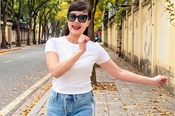 MC Hoài Anh VTV sành điệu xuống phố, nghệ sĩ Vân Dung trẻ như gái đôi mươi