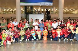 Asiad bế mạc, tuyển cầu mây Việt Nam được chào đón ngày về nước